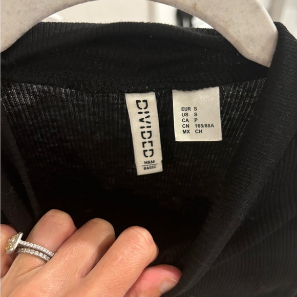 Bundle of 2! Garage hot red bodysuit and H&M black sleeveless crop top - Picture 4 of 6